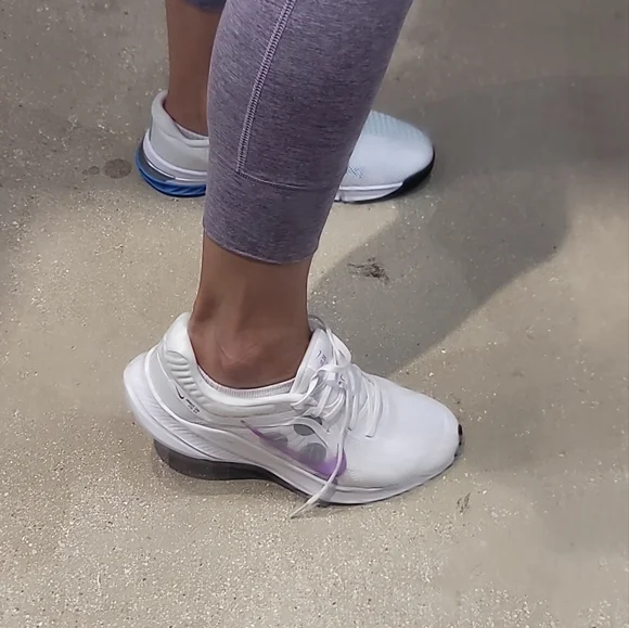 NWOT NIKE Quest 5 Sneaker, Men's 7.5/Women's 8.5 - Picture 2 of 9